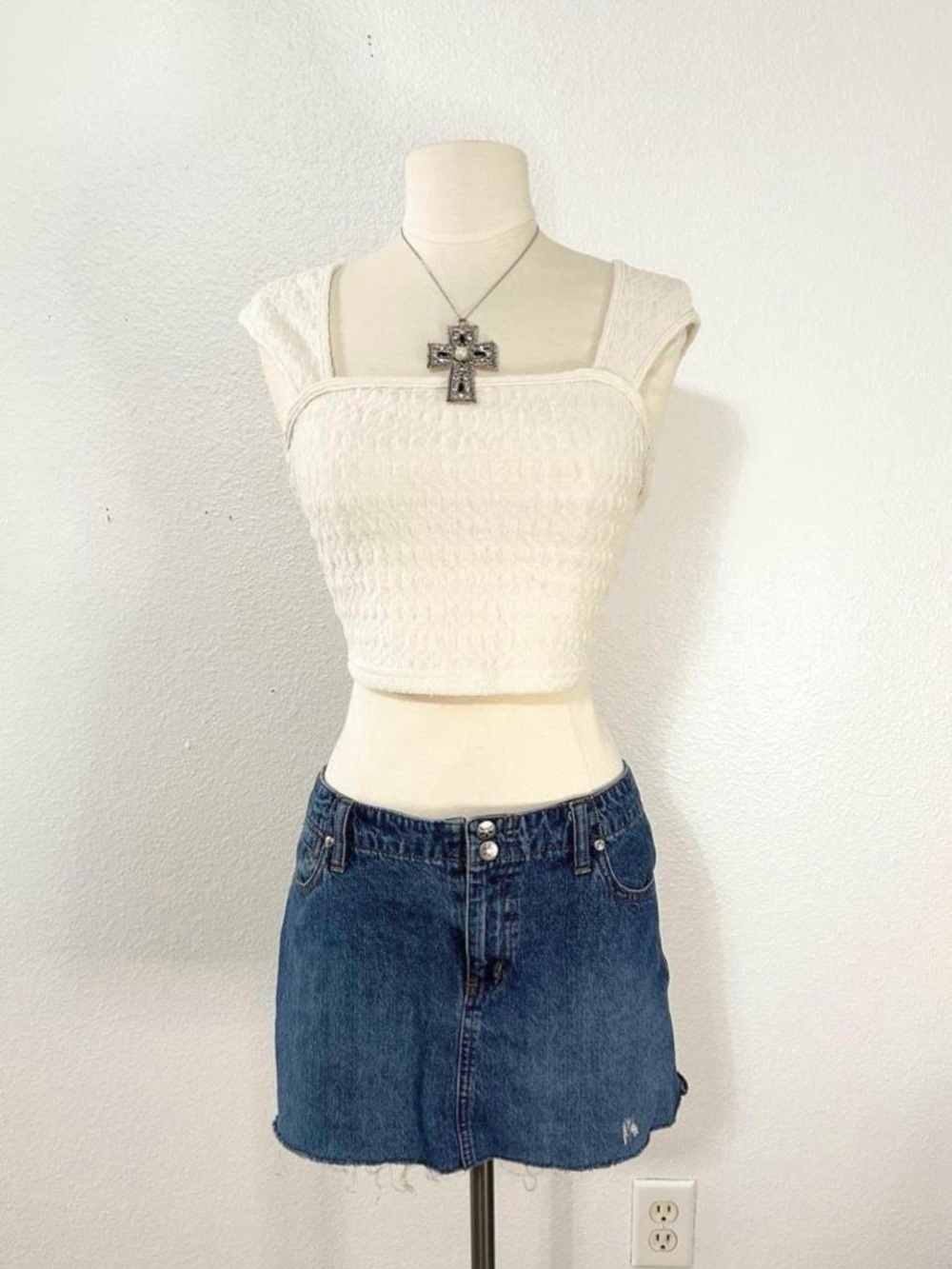 White Cropped going out tank